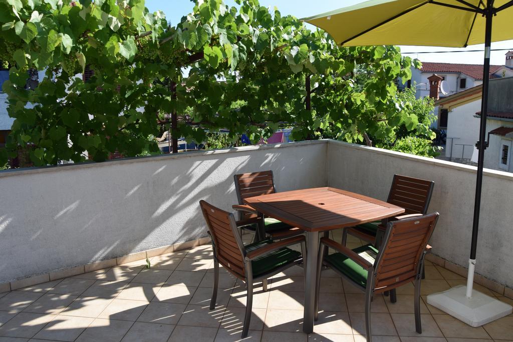 Apartment Marija With Terrace Брсеч Екстер'єр фото
